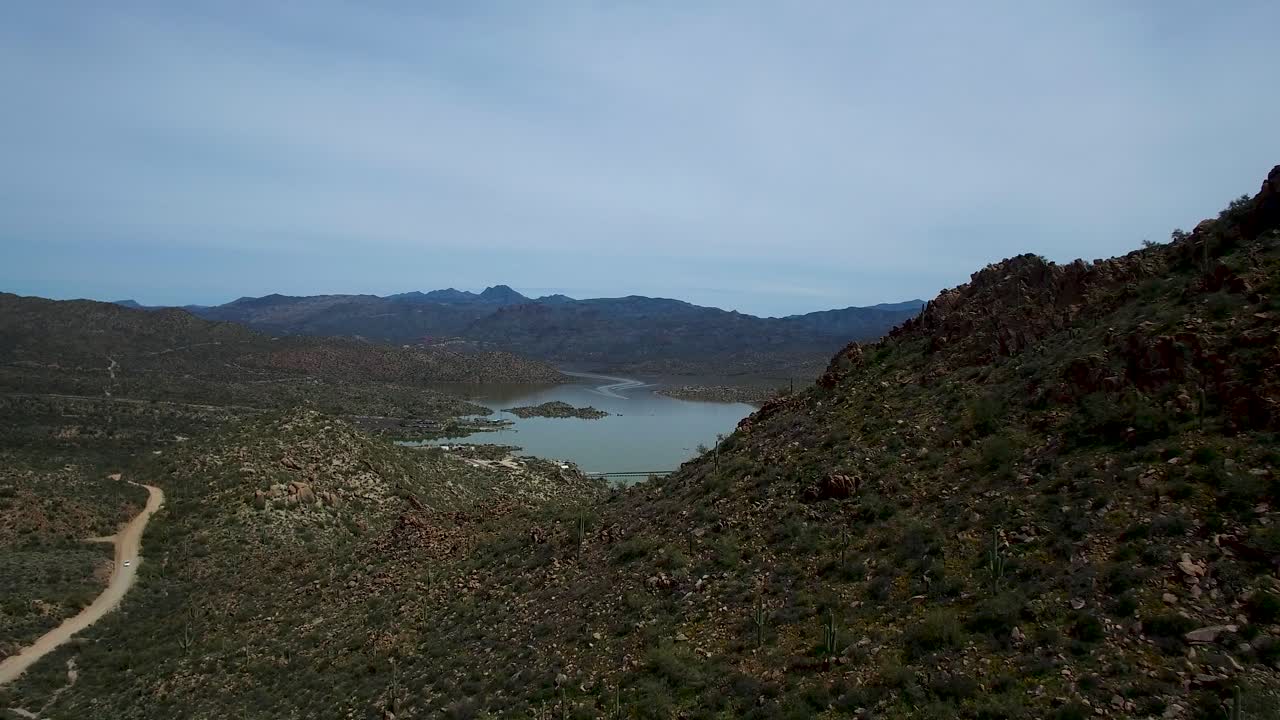 la antena de la montaña del desierto revela el puerto deportivo del lago bartlett, el bosque nacional tonto, scottsdale, arizona