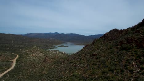 La-Antena-De-La-Montaña-Del-Desierto-Revela-El-Puerto-Deportivo-Del-Lago-Bartlett,-El-Bosque-Nacional-Tonto,-Scottsdale,-Arizona