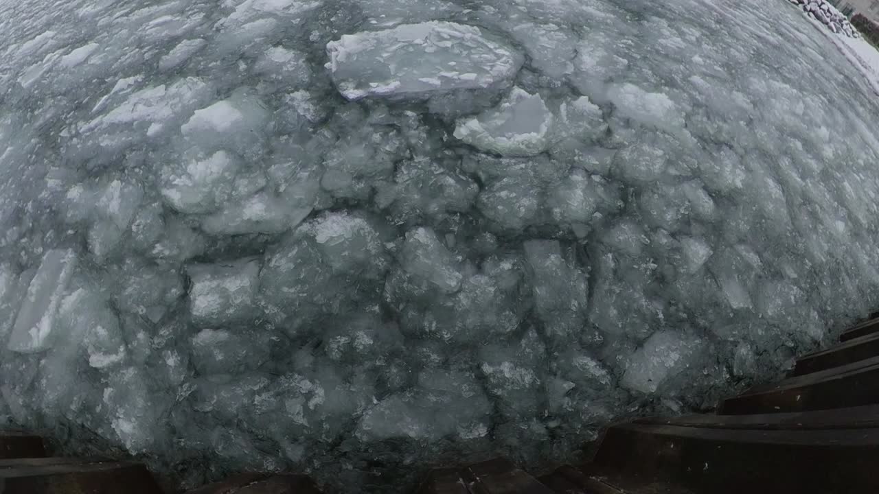 ghiaccio in movimento sul lago - giorno invernale