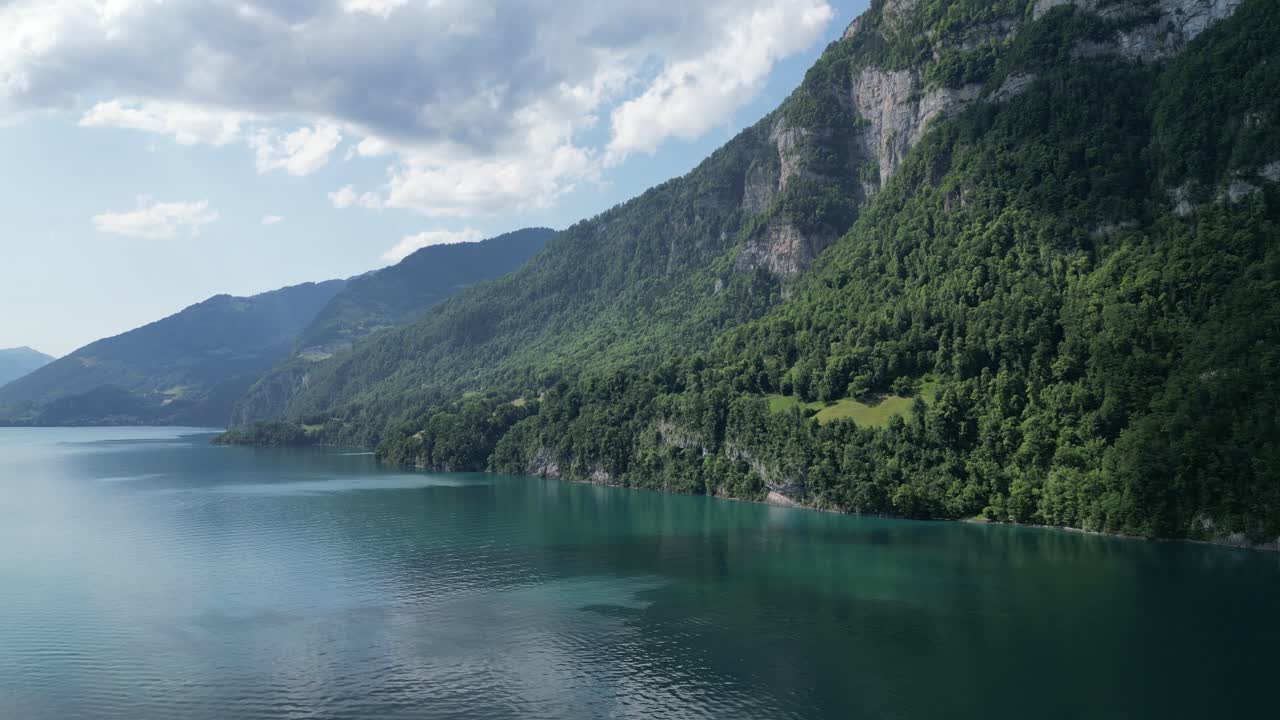otra belleza natural celestial del lago walensee capturada por un avión no tripulado