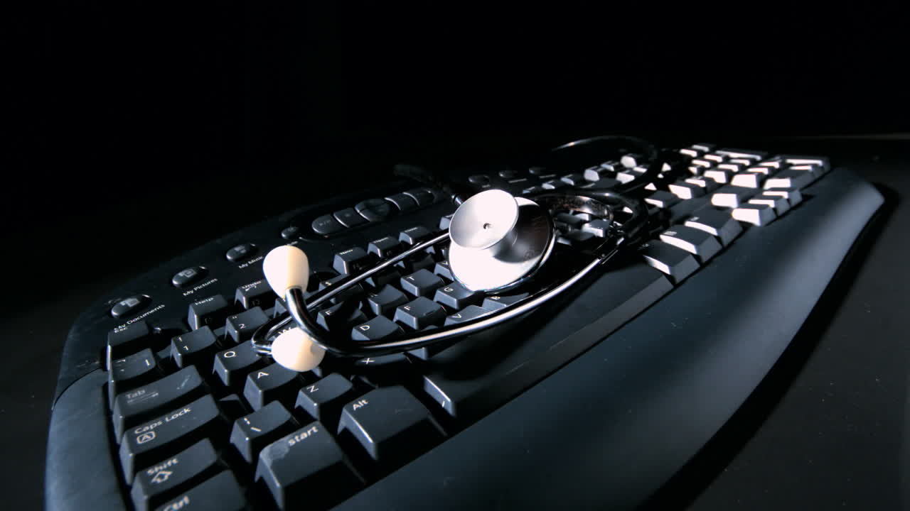 estetoscopio cayendo sobre el teclado de la computadora y vibrando