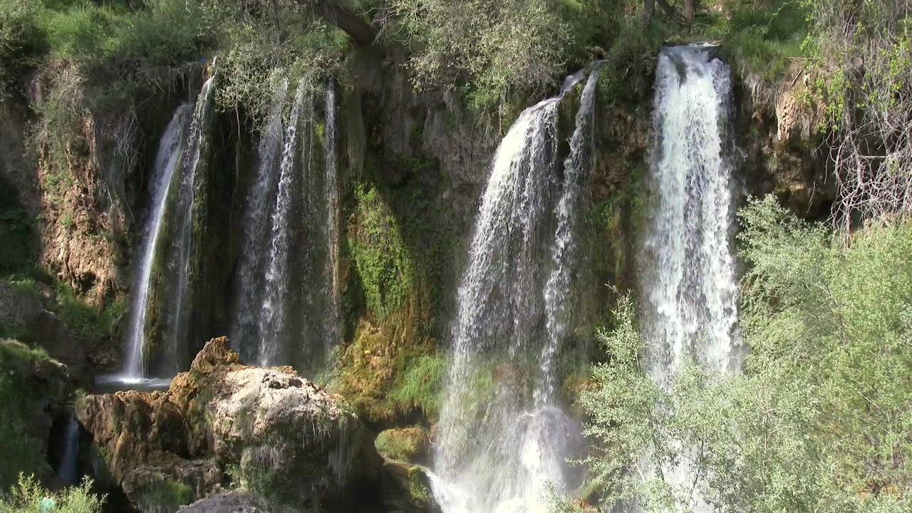 Cascata panoramica che si getta da un dirupo roccioso