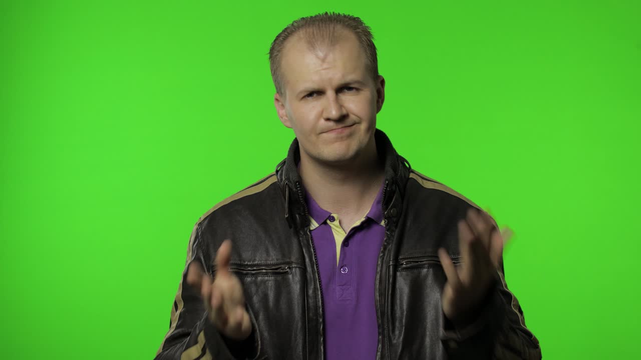 왜? 화가 난 로커 남자가 분노한 표정으로 손을 들어 싸우고 갈등의 이유를 묻습니다.