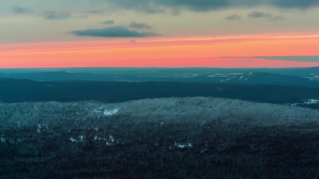 puesta de sol de invierno en la montaña