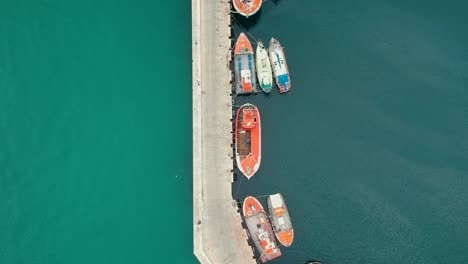 Vista-De-Arriba-Hacia-Abajo-Del-Dron-Del-Muelle-Y-Los-Barcos-De-Pesca-En-Un-Puerto