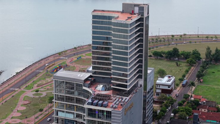 Grande edificio alberghiero sul lungomare a Encarnación, Paraguay, luogo della parata di samba