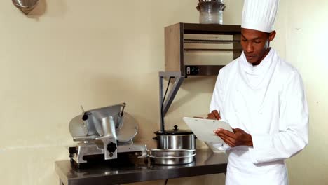 chef escribiendo en un clipboard
