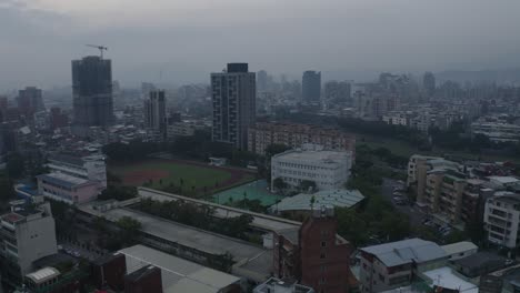 Eine-Drohnenaufnahme-Von-Taipeh,-Die-Kinder-Zeigt,-Die-Auf-Einem-Schulfeld-Baseball-Spielen