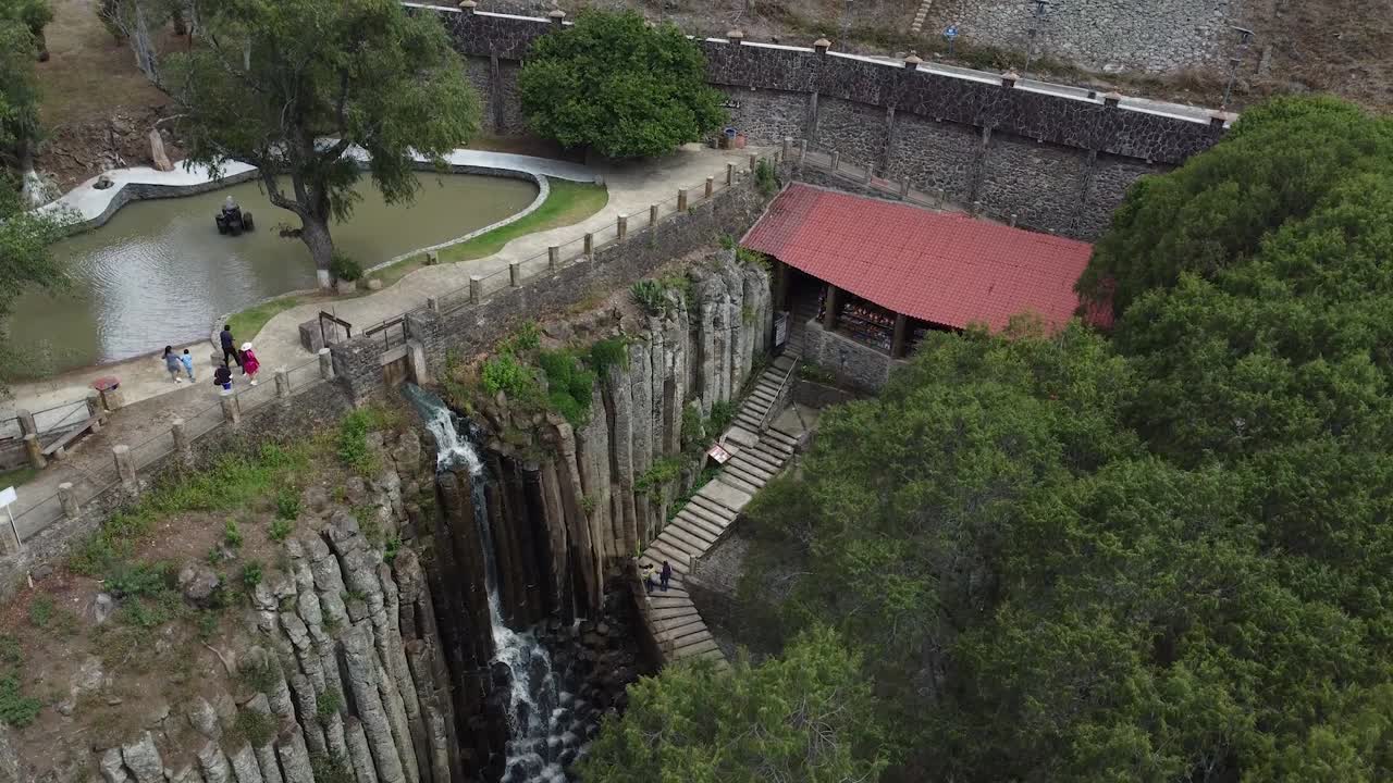 drone view de los prismas basálticos, donde se encuentran los prismas de hidalgo y el rancho de santa maria regla