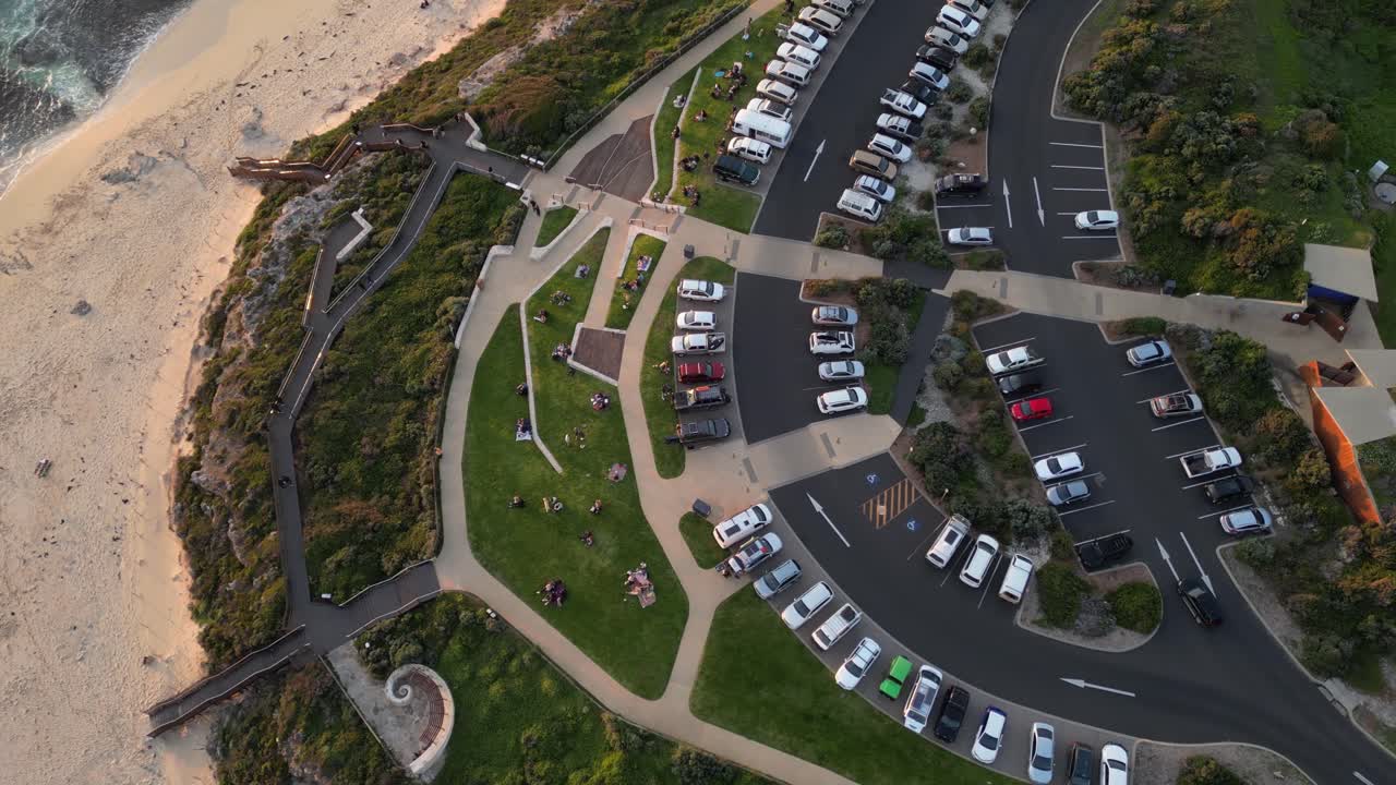 서부 오스트레일리아 의 프레벨리 지역 에 있는 서퍼스 포인트 비치 에서 일몰 을 관람 하는 사람 들