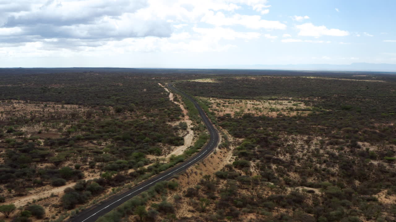 carretera asfaltada desolada en el campo remoto del valle de omo, etiopía