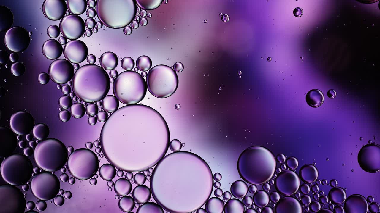 추상적인 다채로운 음식 기름 방울 거품과 구가 흐르고