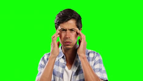 Vorderansicht-Eines-Kaukasischen-Mannes-Mit-Kopfschmerzen-Und-Grünem-Bildschirm