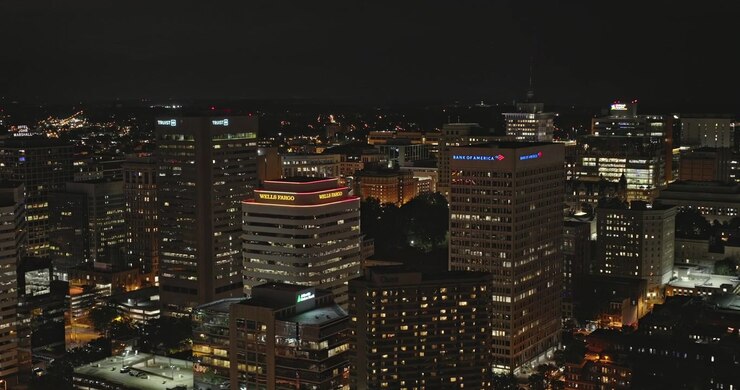 Richmond Virginia Aerea v47: sorvolo notturno a bassa quota dal fiume James verso il Campidoglio, MCV, Shockoe Slip e il centro città - Ripreso con fotocamera 8k - 29 settembre 2023.