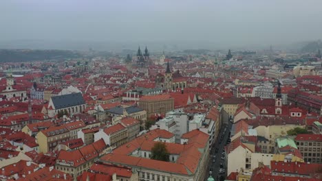 Vista-Cinematográfica-Aérea-Del-Casco-Antiguo-De-Praga-Y-La-Iglesia-De-Nuestra-Señora-Y-El-Mercado-De-Pascua-En-Praga