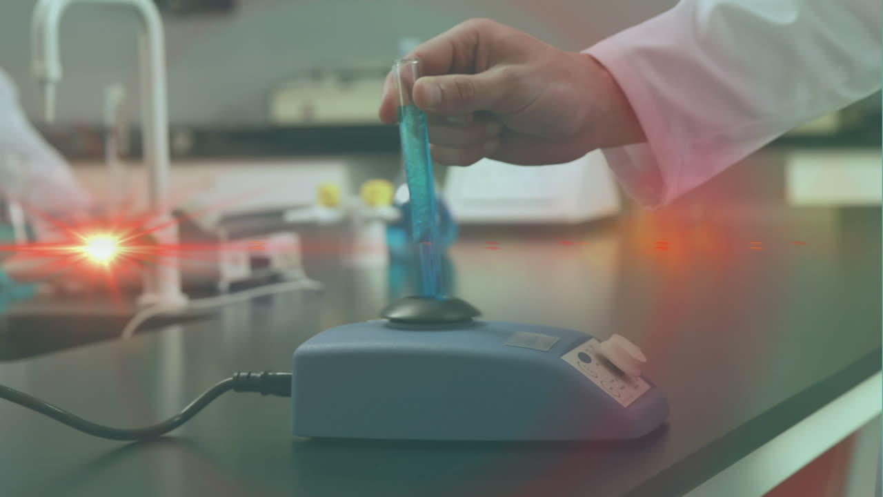 анимация света над руками кавказского старшего мужского лабораторного работника с образцами