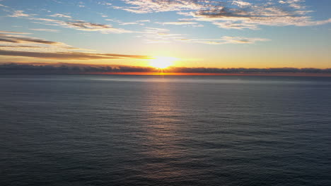 Südafrika-Sonnenuntergang-Sonne-Am-Horizont-Chapman-Peak-Luftaufnahmen-Filmische-Drohne-Hout-Bay-Marina-Kapstadt-Fish-Hoek-Gute-Hoffnung-Tafelberg-Aqua-Tiefblaues-Meerwasser-Goldene-Reflexion-Vorwärtsbewegung