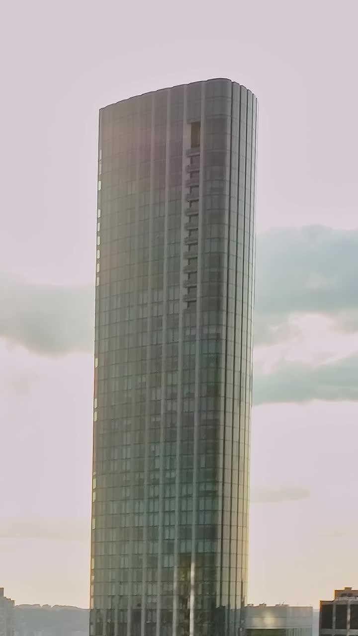 Vista dall'alto di alti edifici in una città durante il giorno