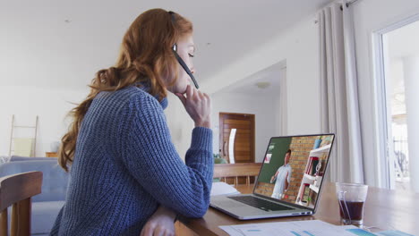 estudiante caucásica usando computadora portátil y auriculares de teléfono en videollamada con un profesor masculino