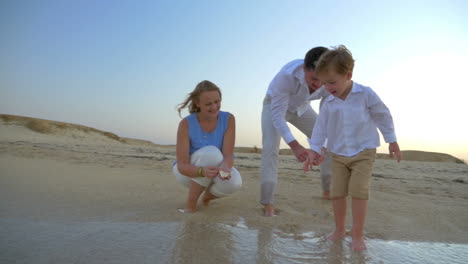 Niño-Y-Padres-Junto-Al-Mar-De-Vacaciones