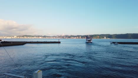 Bahía-Kinko-Y-Kagoshima-En-La-Distancia-Desde-La-Terminal-De-Ferry-De-Sakurajima,-Japón