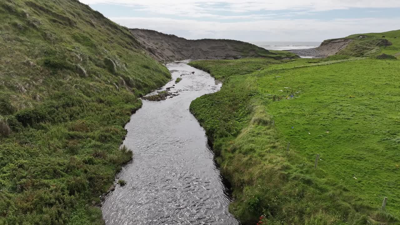 aéreo siguiendo el río en el campo