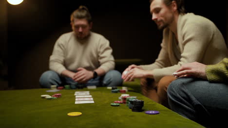 Seitenansicht-Einer-Gruppe-Von-Freunden,-Die-Poker-Spielen