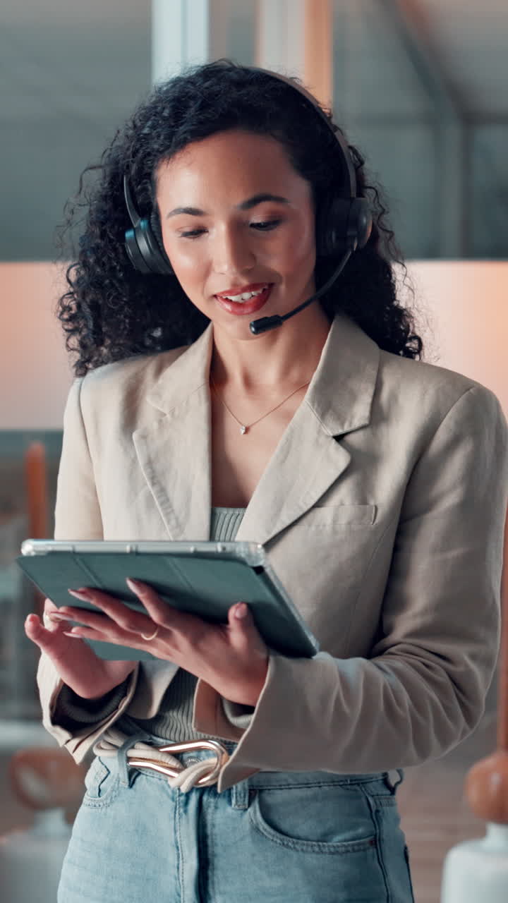 Ung kvinne med headset som snakker i videosamtale med nettbrett