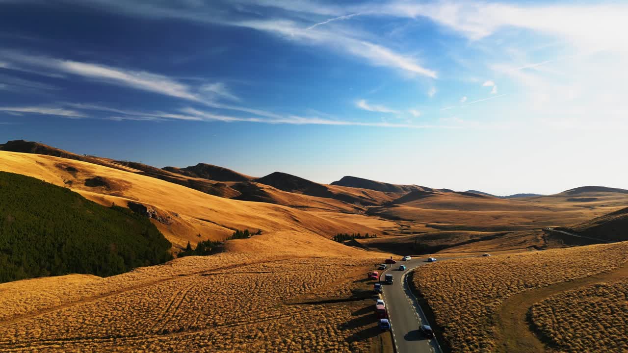 관광 목적지 피에트라 아르사 산 프라호바 계곡 루마니아 관광객들이 운전하는 자동차의 항공 사진