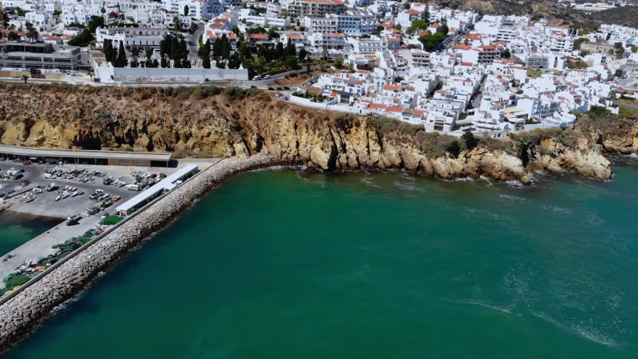 disparo de avión no tripulado desde albufeira, la costa de portugal.