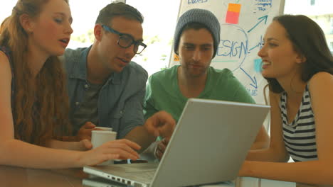 Studenten,-Die-Während-Einer-Besprechung-Gemeinsam-Einen-Laptop-Verwenden