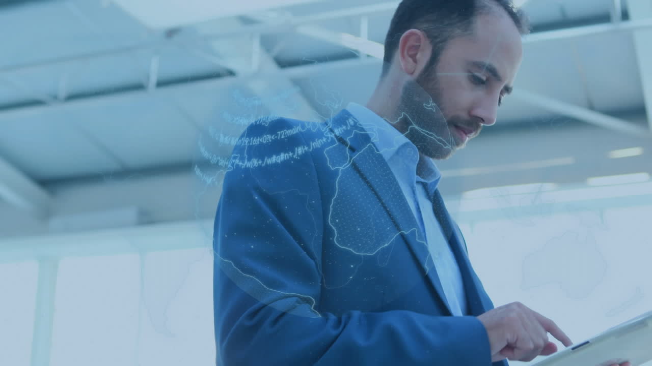 анимация голубого глобуса и обработка данных, более бизнесмен с помощью планшета