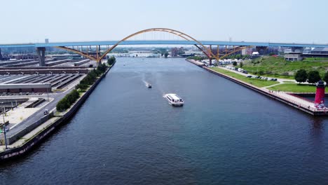 4K-Aerial-View-Of-Passenger-Cruise-Boats-Passing-Under-The-Hoan-Bridge-In-Downtown-Milwaukee,-Wisconsin