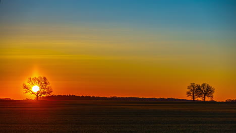 Sol-Saliendo-Al-Cielo-Sobre-Los-Campos-Desde-El-Amanecer-Hasta-El-Día