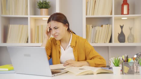 estudiante con migraña.