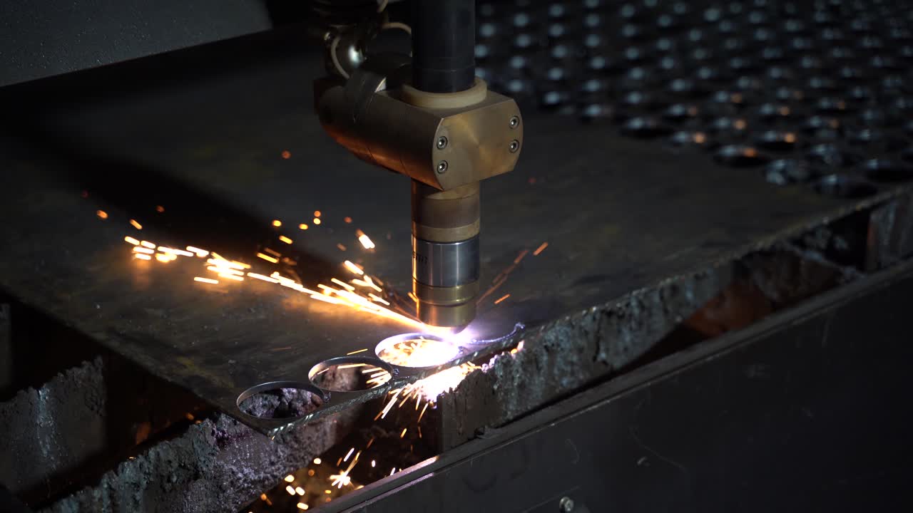 Taglio plasma di metallo su una macchina laser automatica. Tagliatrice laser nella produzione. Impianto di produzione.