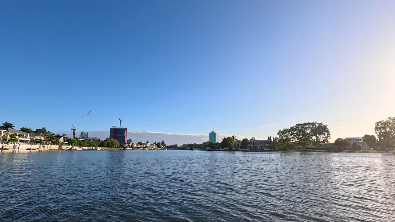골드 코스트 운하를 가로질러 경치 좋은 강 항해