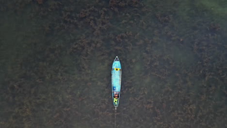 Vista-Superior-De-Un-Barco-En-El-Agua-Desde-Un-Dron,-Vista-De-Pájaro