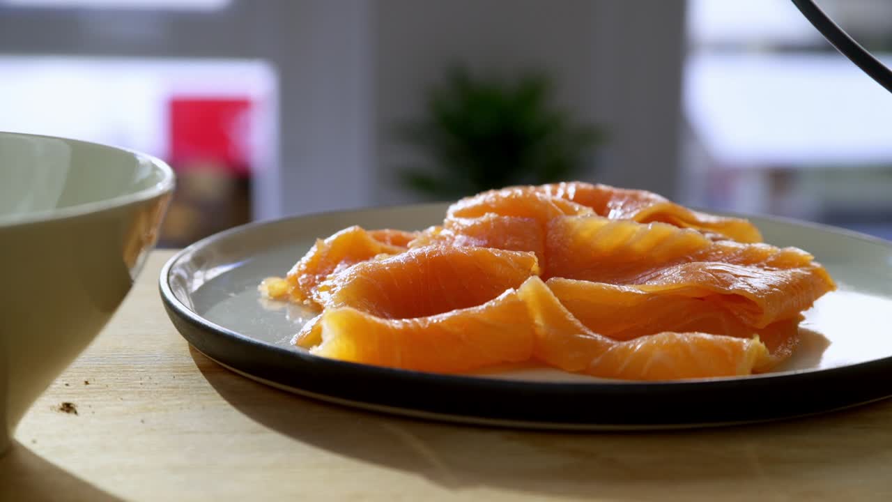 Plato de Rodajas de Salmón Salvaje con Luz Natural