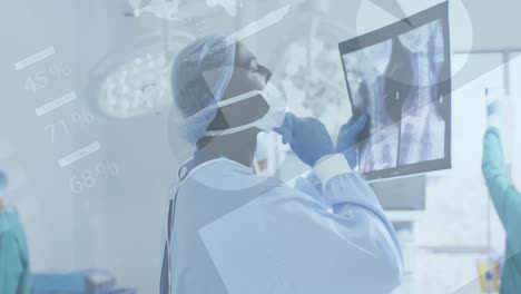 animación de la interfaz infográfica, médico afroamericano anilzing informe de rayos x en la sala de operaciones