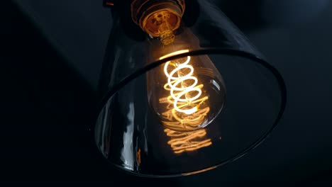 Bombilla-De-Edison-En-Habitación-Oscura