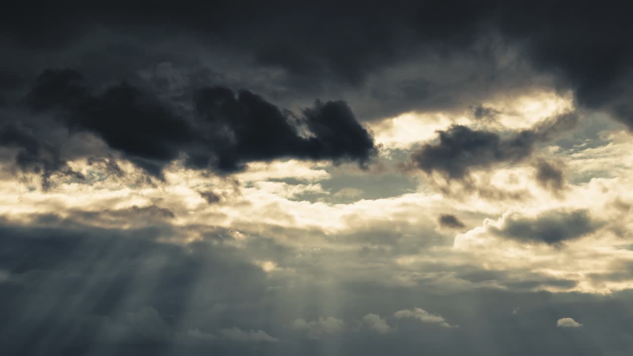 dramático atardecer cielo lapso de tiempo, luz solar brillante y silueta oscura de nubes como fondo, clima extremo