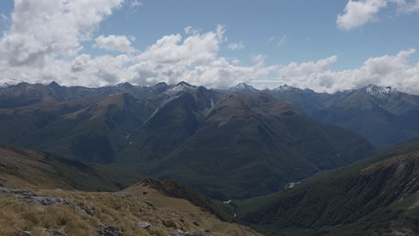 Amplia-Vista-De-Las-Montañas-Y-La-Cabaña-Brewster-Desde-La-Pista-Brewster-En-El-Parque-Nacional-Mount-Aspiring,-Nueva-Zelanda