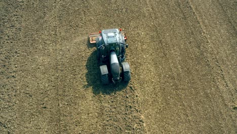 tractor labrando el suelo 03