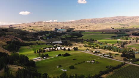 Paisaje-Agrícola-De-Nueva-Zelanda-A-Lo-Largo-Del-Río-Clutha-Cerca-De-Roxburgh,-Toma-Aérea