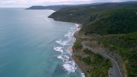 La-Famosa-Great-Ocean-Road-De-Australia,-Toma-Aérea-De-Caminos-Sinuosos-Y-La-Costa-En-Victoria.