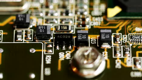 placa de circuito impreso consta de condensador, resistencia y circuito integrado con microprocesador