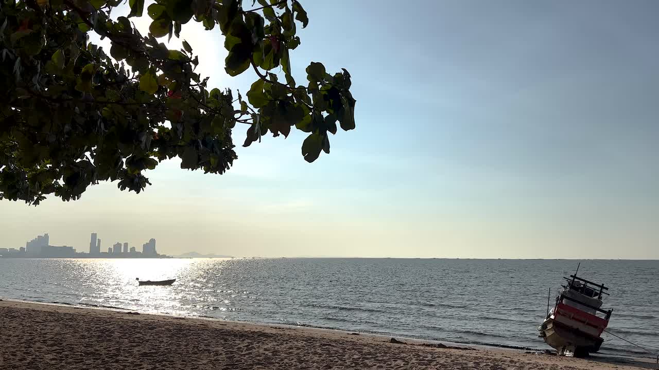 vista al mar tranquila con el horizonte de la ciudad distante