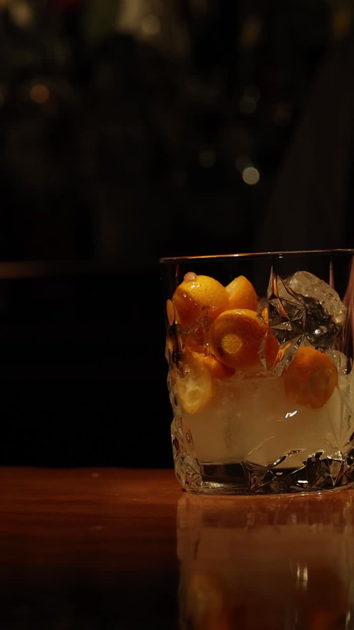 Barman che prepara un cocktail agli agrumi in un bar