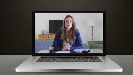 animación de una mujer de negocios caucásica en una llamada de video de portátil.